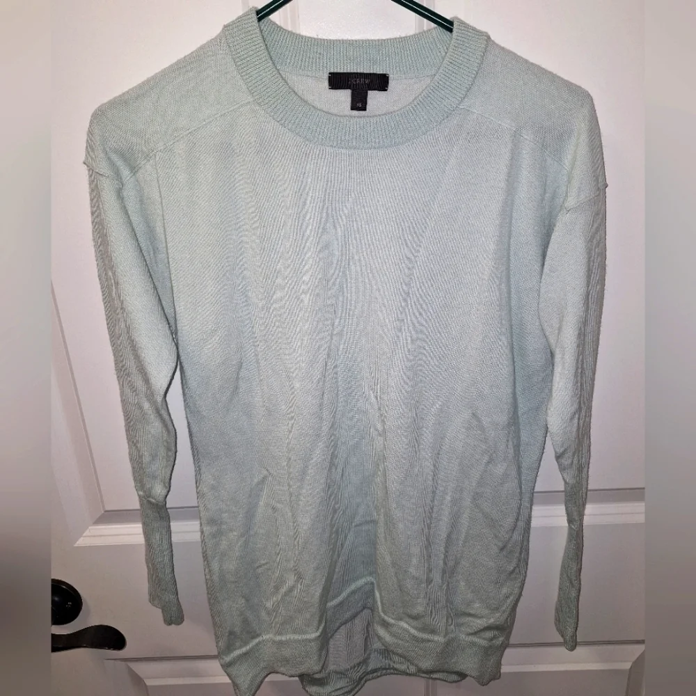 J.Crew pullover Merino wool blend sweater in a ladies XS. Lightweight and soft.
